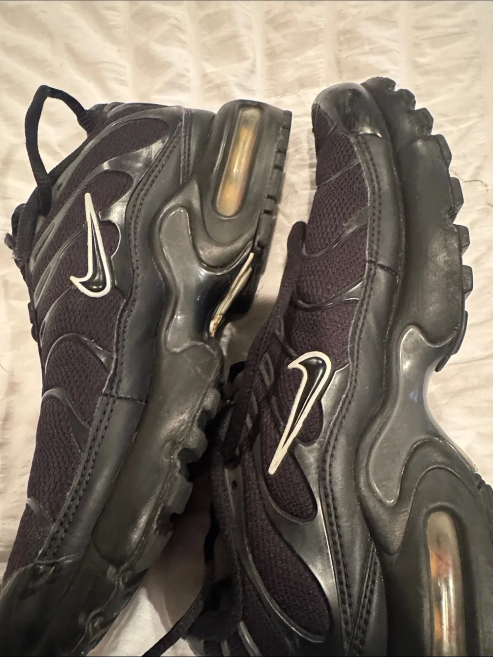Nike Men’s Black and Gray Mesh Running Sneakers